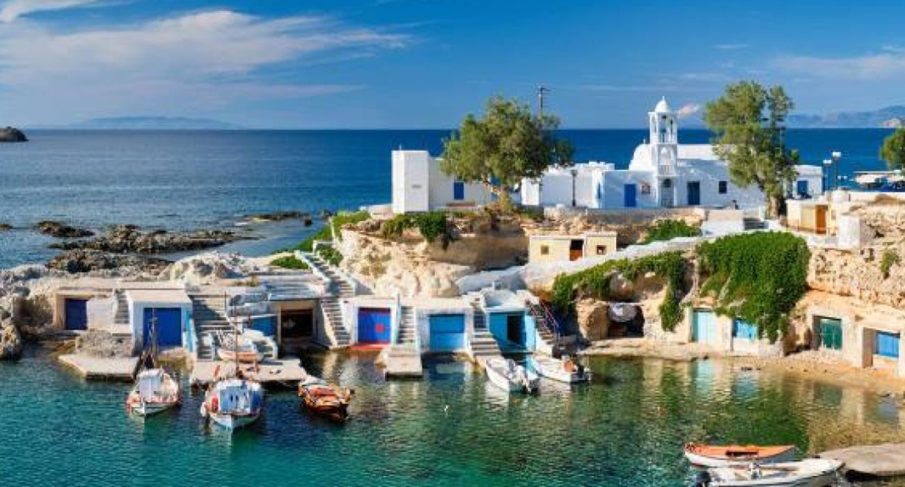 Luxury Villas in Milos the island of another planet